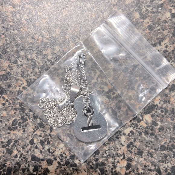 NWT 🎸 STAINLESS STEEL SILVER GUITAR PENDANT ON STAINLESS STEEL CHAIN NECKLACE - Picture 3 of 4